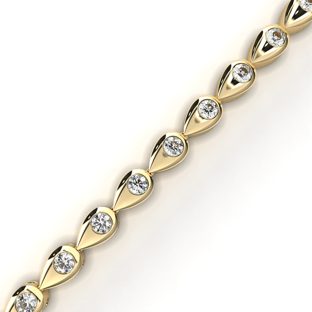 Gold bangle with teardrop-shape round diamonds