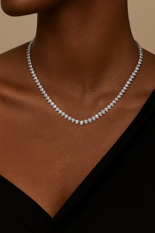 Necklace for woman with pear-shaped diamonds 